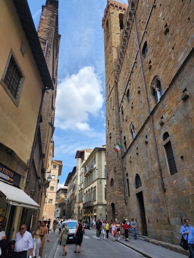 이탈리아 피롄체에 중세 시대 번창했던 서적상 거리가 있던 골목이다. 오른쪽이 바르젤로이고, 왼쪽 맞은 편에 바다이아 피오렌티나가 있다.