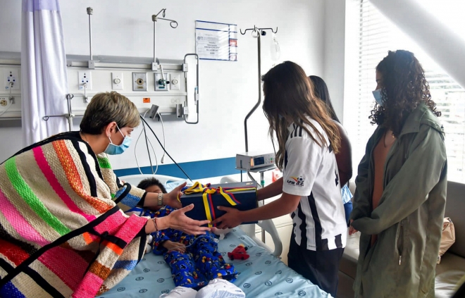 아마존 정글에서 40일간 극적으로 버티고 생환된 4남매가 입원해 있는 병원에 10일(현지시간) 콜롬비아 영부인(왼쪽)이 방문해 선물을 전달하고 있다. EPA 연합뉴스