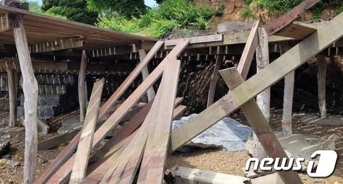 지난 2일 오후 관광객들의 무게를 이기지 못하고 무너진 영흥도 해변가 테라스.[뉴스1]