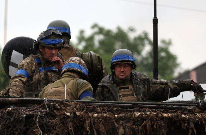 우크라이나 군인들이 11일(현지시간) 남동부 자포리자에서 병력수송장갑차(APC)에 올라타 있다. 2023.6.11 AFP 연합뉴스