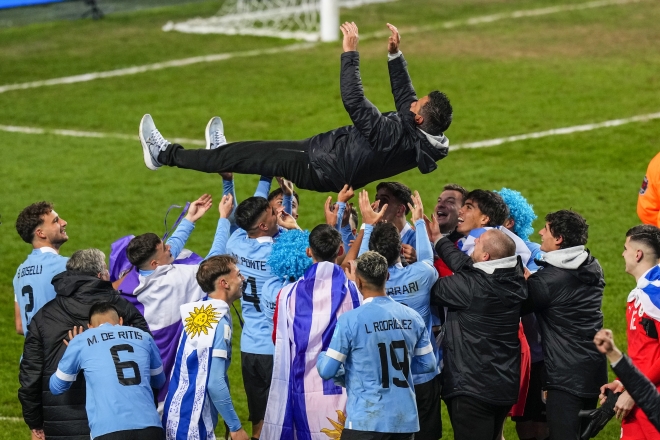 우루과이는 12일(한국시간) 아르헨티나 라플라타 스타디움에서 열린 대회 결승전에서 이탈리아를 1-0으로 꺾었다. AP연합뉴스