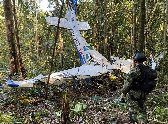 5월 1일(현지시간) 콜롬비아 남부 아라라쿠아라에서 산호세델과비아레로 가던 경비행기가 아마존 밀림에 추락했다. 사진은 같은달 19일 발견된 비행기 잔해. 비행기에 타고 있던 성인 3명은 현장에서 숨진 채 발견됐으나, 아동 4명이 실종돼 콜롬비아 당국이 대대적 수색을 벌였다. 4남매는 사고 40일째인 6월 9일 모두 극적으로 구조됐다. 2023.5.19 콜롬비아 육군/AFP 연합뉴스