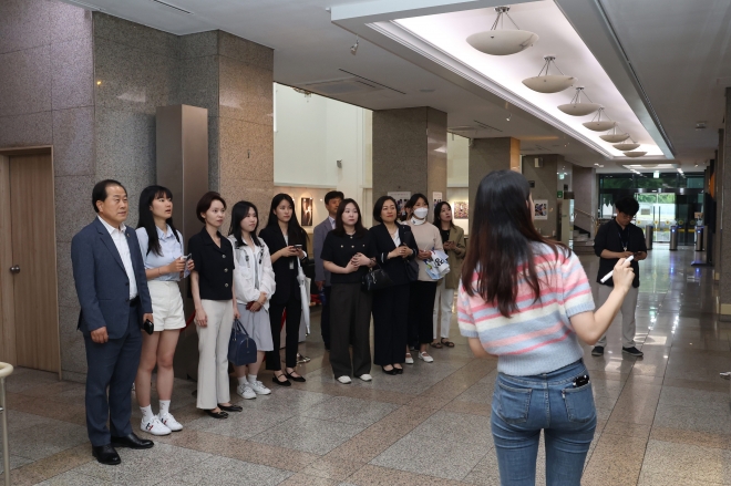 숙명여자대학교 학생들과 서울시의회 본관을 참관하는 김용호 의원 (앞에서 첫 번째)