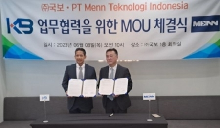 국보 박찬하 대표이사(오른쪽)이 인도네시아 상장기업 PT MENN Teknoloig Indonesia관계자와 MOU를 체결하는 모습. 국보 제공