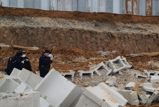 천안서북경찰서 과학수사대원들이 옹벽 붕괴로 3명의 근로자가 사망한 천안의 한 공장 신축 현장을 확인하고 있다. 이종익 기자