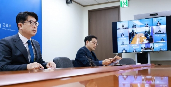 장상윤(왼쪽) 교육부 차관이 지난 3월 24일 정부서울청사에서 시도부교육감 회의를 주재하고 있다. 교육부 제공