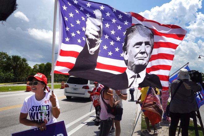 도널드 트럼프 전 대통령의 지지자들이 11일(현지시간) 미국 플로리다주 팜비치에서 지원 행진을 하고 있다. AFP 연합뉴스