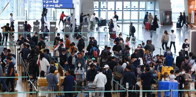 여행객들로 붐비는 인천국제공항 제1여객터미널 출국장 카운터. 연합뉴스