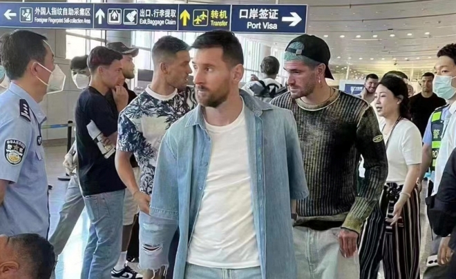 비자 문제로 중국 공항에 일시적으로 갇힌 메시가 당황한 표정으로 두리번 거리고 있다. 사진 리오넬 메시 트위터