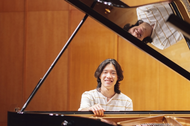 피아니스트 박진형이 12일 서울 서대문구 금호아트홀 연세에서 피아노 앞에 앉아 활짝 웃고 있다. 류재민 기자