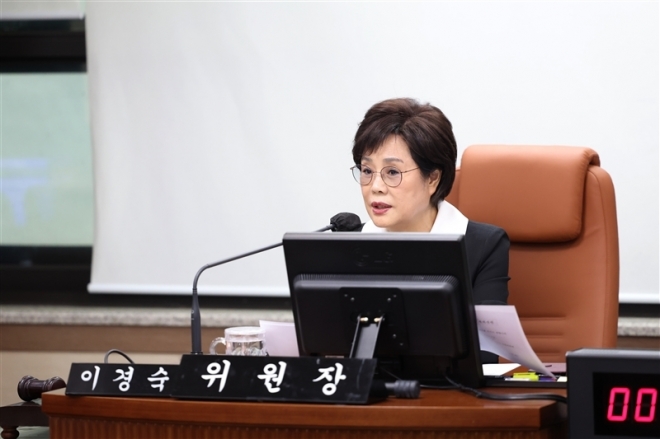이경숙 서울시의회 서울교육 학력향상 특별위원회 위원장이 12일 열린 서울교육 학력향상 특별위원회 제5차 회의를 주재하고 있다.