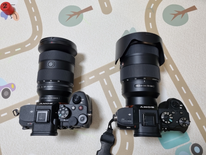 소니 풀프레임 미러리스 카메라 A7R5, 최상위 제품군 렌즈 SEL2470GM2(왼쪽)와 2015년 출시된 A7R2, SEL2470GM 크기를 비교하기 위해 나란히 놓은 모습.