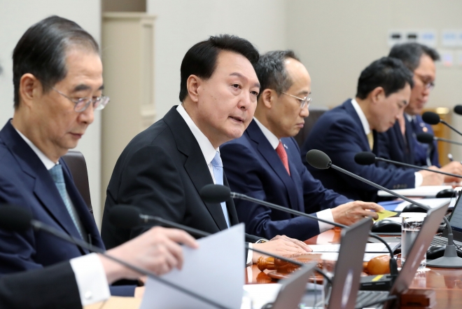 윤석열 대통령이 13일 서울 용산 대통령실에서 열린 국무회의에서 모두발언을 하고 있다.  연합뉴스