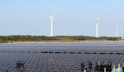문재인 대통령이 지난 2018년 10월 30일 전북 군산시 유수지 수상태양광부지에서 열린 ‘새만금 재생에너지 비전 선포식’ 행사를 마치고 수상태양광 시설을 살펴보고 있다. 도준석 기자