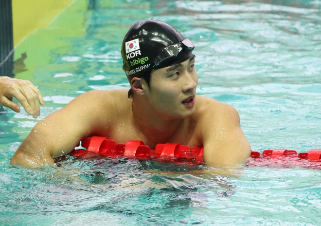 13일 광주 남부대 시립국제수영장에서 열린 전국수영선수권대회 남자 자유형 200ｍ 결승에서 황선우가 1분44초61로 시즌 세계 1위 기록을 세운 뒤 전광판을 바라보고 있다. 광주 연합뉴스