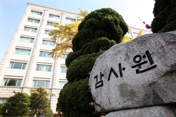 군산시장, 토호 세력에 입찰 특혜 의혹… 전북대 교수는 풍력발전 사업권 ‘먹튀’