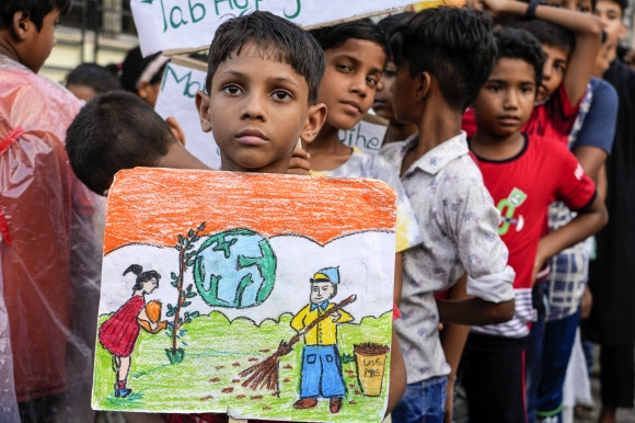 5일(현지시간) 인도 콜카타에서 열린 세계 환경의 날 기념 집회에 어린이들이 참가하고 있다. 사진은 기사 내용과 무관함. 2023.6.5 AP 연합뉴스