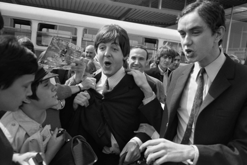 폴 매카트니(가운데)가 1965년 프랑스 파리 오를리공항에 도착해 팬들의 환호를 받고 있다. AFP 연합뉴스
