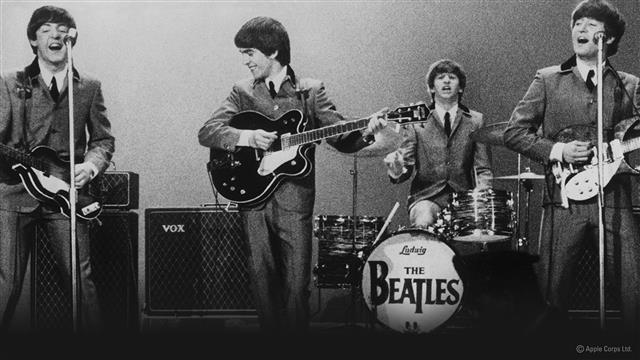 전설적인 밴드 비틀스가 1964년 미국 워싱턴 콜리시엄에서 공연을 펼치고 있다. 왼쪽부터 폴 매카트니, 조지 해리슨, 링고 스타, 존 레넌. 서울신문 DB