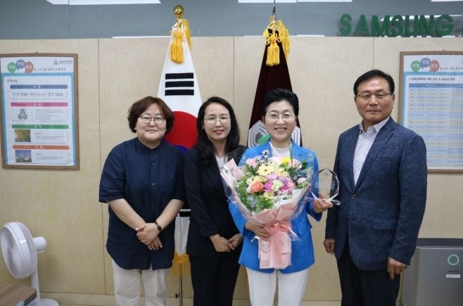 지난 13일 삼성고등학교 간담회에 참석 후 감사패를 받은 유정희 의원(오른쪽 두 번째)