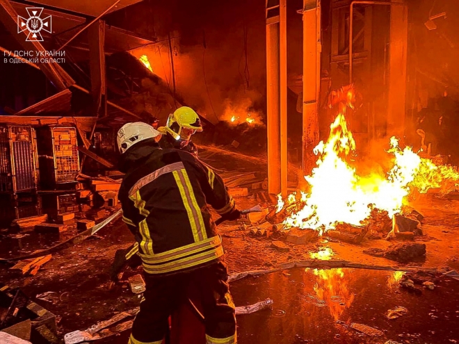 14일(현지시간)  우크라이나 남부 오데사주에 러시아가 순항미사일을 발사해 민가 수십채가 파괴되고 화재가 발생하자 우크라이나 소방관들이 화재를 진압하고 있다. 오데사 로이터 연합뉴스