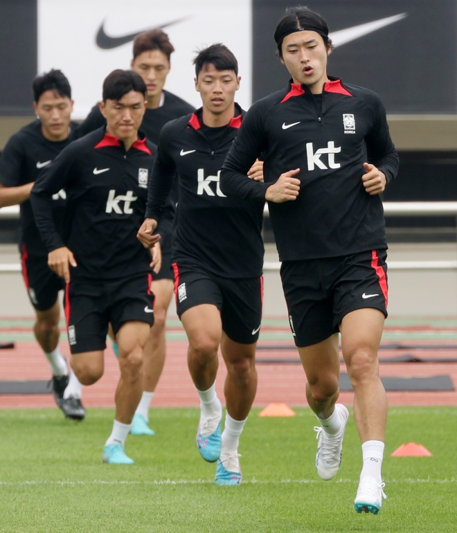 조규성(오른쪽)을 비롯한 한국 축구국가대표팀 선수들이 14일 부산 서구 구덕운동장에서 훈련을 하고 있다.  연합뉴스