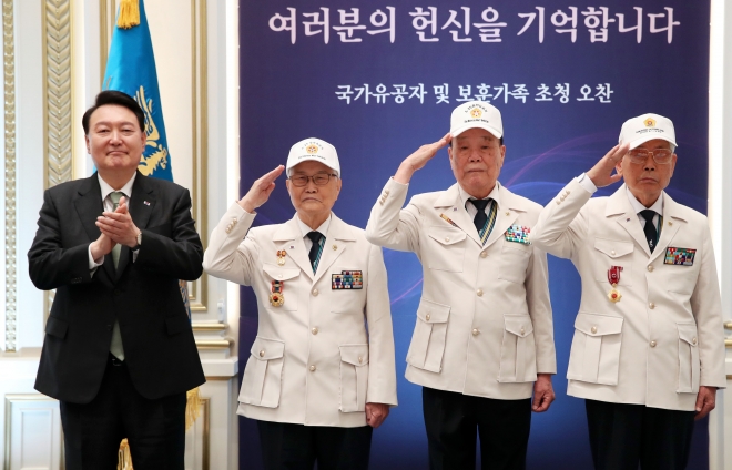 윤 대통령, ‘영웅의 제복’ 착용한 참석자들과 기념촬영