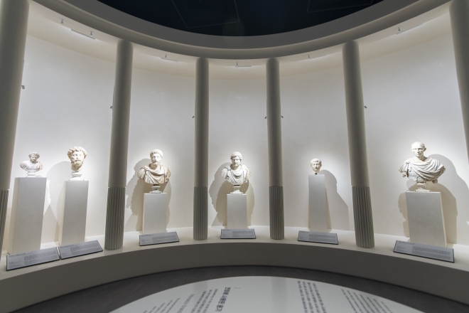 국립중앙박물관 ‘고대 그리스·로마실’ 2부에는 로마 지도자들의 조각상이 로마 시대 빌라 형태의 구조물 안에 전시돼 있다. 류재민 기자