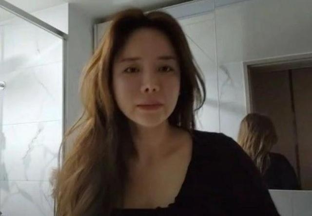 생방송 진행 중에 유서를 쓰고 극단적인 선택을 시도했던 레이싱모델 출신 아프리카 BJ 임블리(본명 임지혜)의 현재 상태가 위중한 것으로 전해졌다. 유튜브 캡처