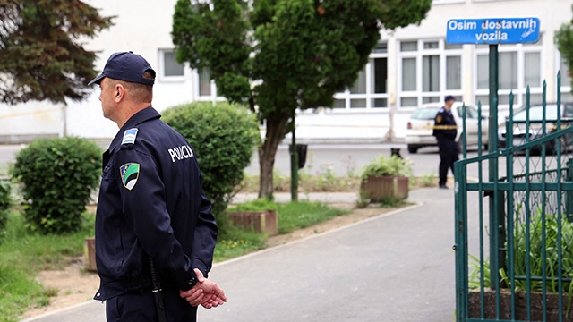발칸반도 서북부 보스니아헤르체고비나에서 한 초등학생이 교사에게 총을 쏴 체포되는 사건이 발생했다. AFP 연합뉴스