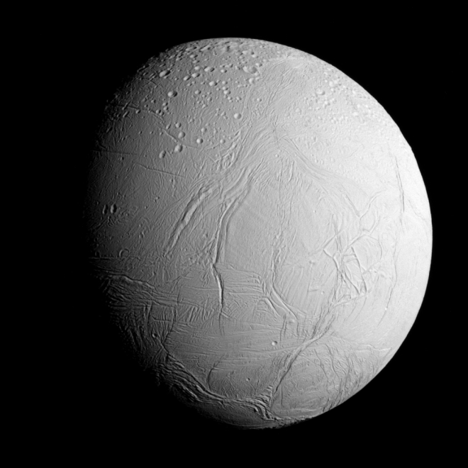1789년에 발견된 엔켈라두스는 토성의 위성 중 6번째로 크다. 얼음으로 뒤덮여 있는 표면 아래 바다가 있어 생명체 존재 가능성이 큰 것으로 알려져 있다. 미 항공우주국(NASA) 제공