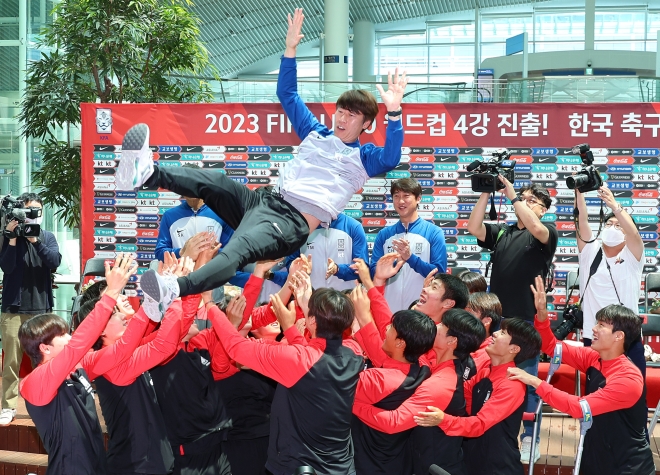20세 이하(U20) 월드컵 대표팀 선수들이 14일 인천국제공항 교통센터에서 팀의 4강 진출을 이끈 김은중 감독을 헹가래 치고 있다. 연합뉴스