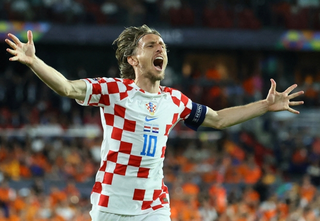 크로아티아의 주장 루카 모드리치가 15일(한국시간) 유럽 네이션스리그 네덜란드와의 준결승전에서 연장 후반 페널티킥으로 쐐기 골을 기록한 뒤 승리의 세리머니를 하고 있다. 로이터 연합뉴스