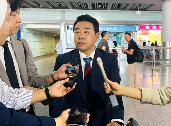 더불어민주당 방중단의 일원으로 중국을 방문한 박정 의원이 15일 베이징 서우두국제공항에 도착한 뒤 기자들의 질문에 답하고 있다. 베이징 연합뉴스