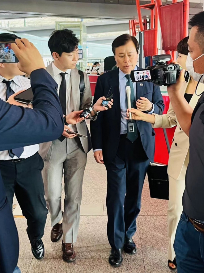 더불어민주당 방중단의 일원으로 중국을 방문한 도종환 의원이 15일 베이징 서우두국제공항에 도착한 뒤 기자들의 질문에 답하고 있다.  베이징 연합뉴스