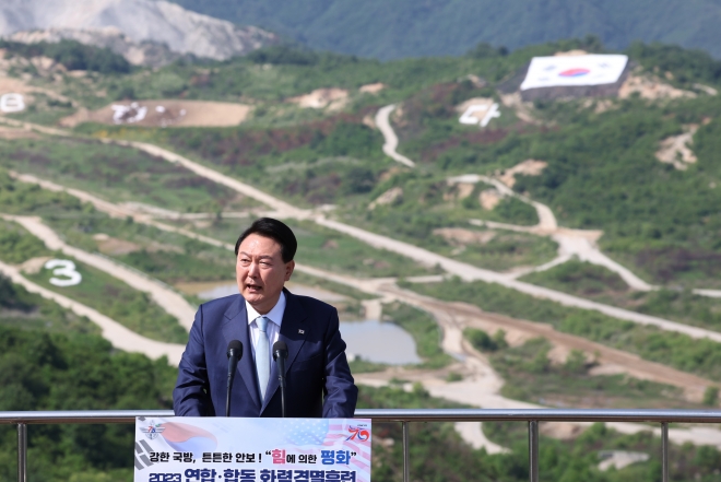 윤석열 대통령이 15일 경기 포천 승진훈련장에서 ‘2023 연합·합동 화력격멸훈련’을 주관한 뒤 함께 참관한 국민들에게 인사말하고 있다. 연합뉴스