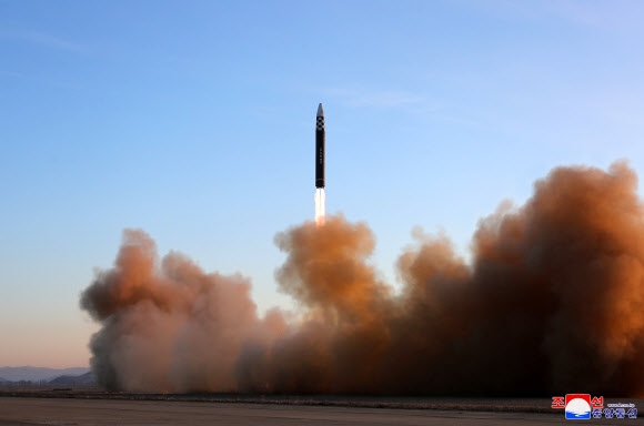 지난 3월 16일 북한이 대륙간탄도미사일(ICBM) ‘화성-17형’를 발사하는 모습. 연합뉴스