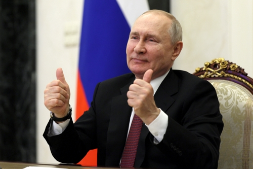 블라디미르 푸틴 러시아 대통령이 15일 화상회의로 참석한 고속도로 개통식에서 엄지손가락을 들어보이고 있다. 모스크바 타스 연합뉴스