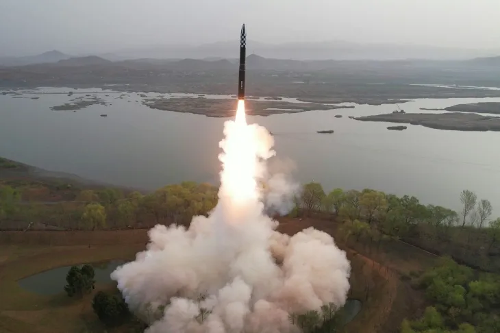 북한이 4월 13일 김정은 노동당 총비서 지도 하에 고체연료를 사용한 새로운 대륙간탄도미사일(ICBM) ‘화성포-18형(화성-18형)’을 발사했다고 14일 당 기관지 노동신문이 보도했다. 2024.4.14 뉴스1