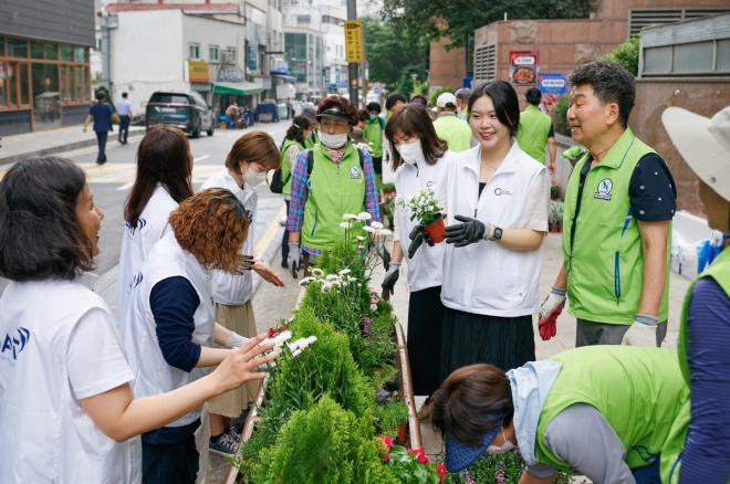 BAT로스만스 임직원들과 (사)자연보호연맹 서울시협의회 자원봉사자들이 BAT로스만스 본사에 위치한 서울시 중구 일대에서 꽃밭(꽃BAT)캠페인 일환으로 꽃나무와 공기정화식물 등을 심고 있다.   [사진 BAT 로스만스 제공]