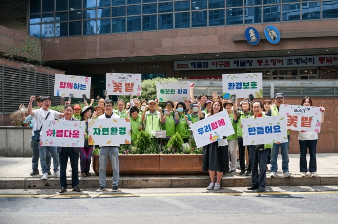 BAT로스만스 대외협력팀 장유택 전무, (사)자연보호연맹 서울시협의회 이영도 회장, 중구 광희동 이창현 주민자치동장과 BAT로스만스 임직원 및 자원봉사자들이 모여 식목 행사를 끝낸 후, 기념 촬영을 하고 있다. [사진 BAT 로스만스 제공]