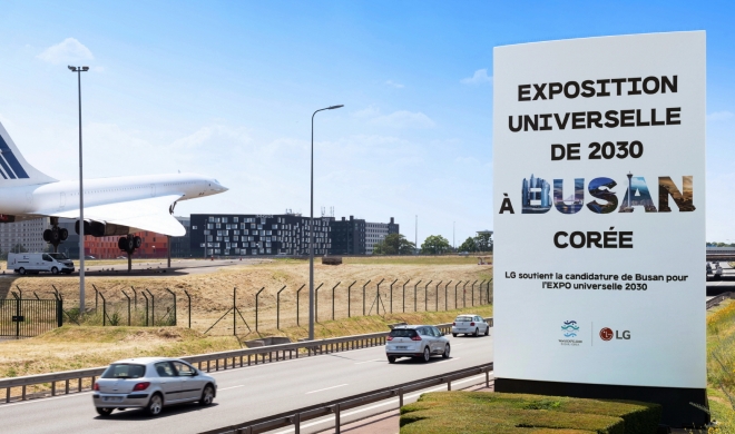 LG가 프랑스 파리 샤를드골 국제공항 인근 대형 옥외광고판에 선보인 ‘2030 부산세계박람회’ 유치 응원 광고. LG 제공