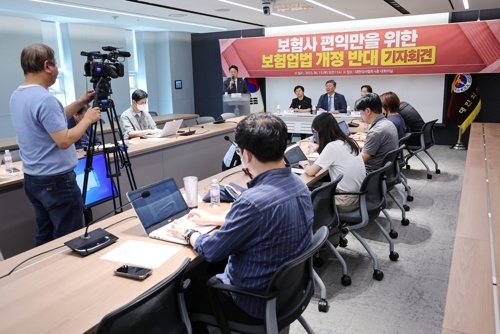 대한의사협회 등 관계자들이 지난 15일 오전 서울 용산구 대한의사협회 대회의실에서 보험업법 개정 반대 기자회견을 하고 있다.