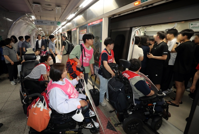 전국장애인차별철폐연대가 지난 9일 오후 대전도시철도 1호선 열차에 탑승하는 행동으로 장애인의 이동권 보장을 촉구하고 있다. 전장연은 이날 대전역에서 시청역까지 이동하며 휠체어를 타고 지하철에서 타고 내리는 행동을 반복했다. 2023.6.9 연합뉴스
