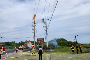 성산 섭지코지 해변 위를 날다가… 패러글라이딩 고압전신주에 걸려 추락