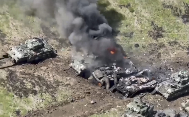 10일(현지시간) 러시아 국방부는 우크라이나 남부 자포리자 전선에서 독일제 레오파르트-2A6, 미국제 M2 브래들리 장갑차 등 서방 탱크 여러 대를 파괴했다며 관련 사진을 배포했다. 2023.6.10 러시아 국방부
