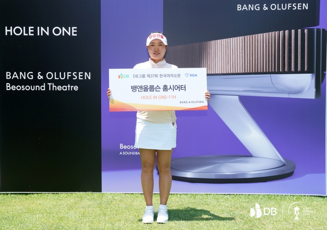 홍진영이 17일 DB 한국여자오픈골프선수권대회 3라운드 11번홀에서 홀인원을 한 뒤 기념 사진을 찍고 있다. 대회 조직위원회 제공