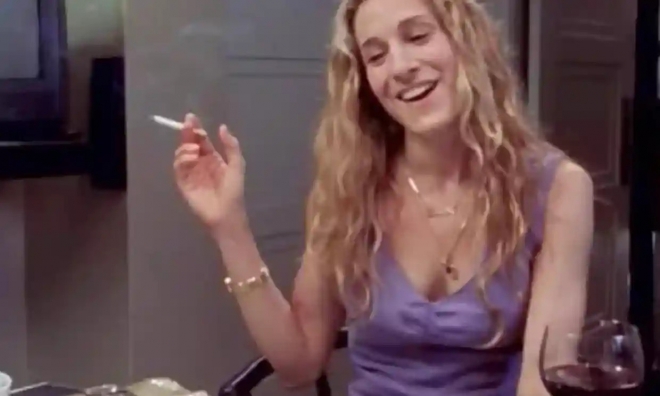 ‘섹스 앤 더 시티’ 시리즈의 주인공 캐리 브래드쇼 역의 세라 제시카 파커가 극중에서 흡연하는 모습. HBO 제공