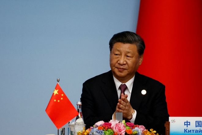 시진핑 중국 국가주석이 19일 중국 산시성 시안에서 열린 중국-중앙아시아 정상회담 공동기자회견에서 박수 치고 있다. 2023.5.19 로이터 연합뉴스