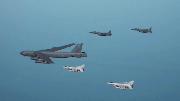 해당 사건과 무관. 서해 상공에서 한국 F-15K, KF-16 전투기가 미국 측 B-52H 전략폭격기가 함께 한미연합공중훈련을 하고 있다. 국방부 제공